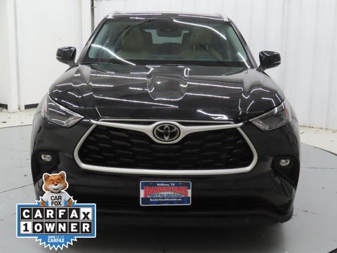 Used 2022 Toyota Highlander XLE AWD/4WD image 9