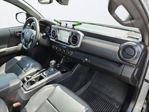 Used 2022 Toyota Tacoma TRD Sport w/ TRD Premium Sport Package AWD/4WD image 27