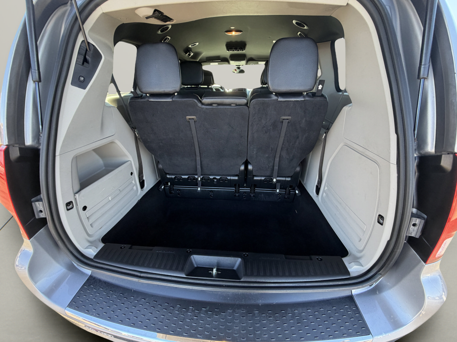 Used 2019 Dodge Grand Caravan SXT FWD image 14