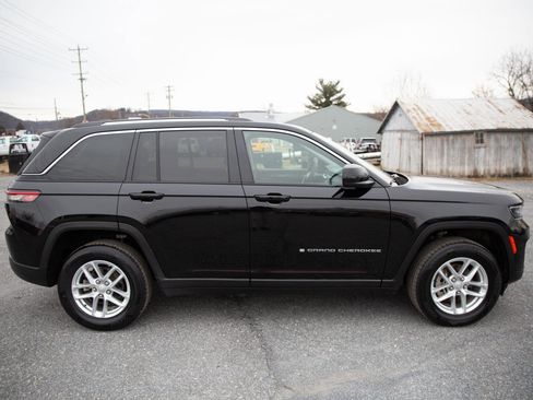 Used 2023 Jeep Grand Cherokee Laredo image 4