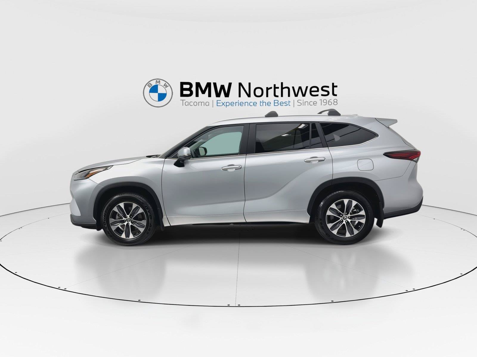 Used 2024 Toyota Highlander XLE AWD/4WD image 11