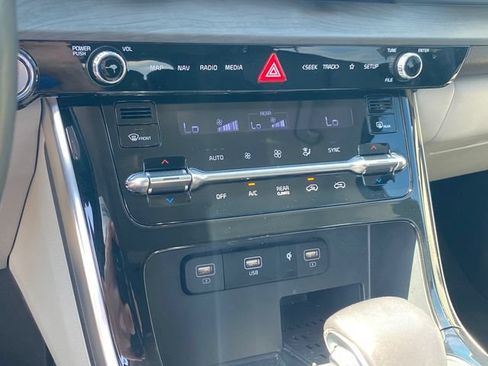 Used 2024 Kia Carnival EX FWD image 13