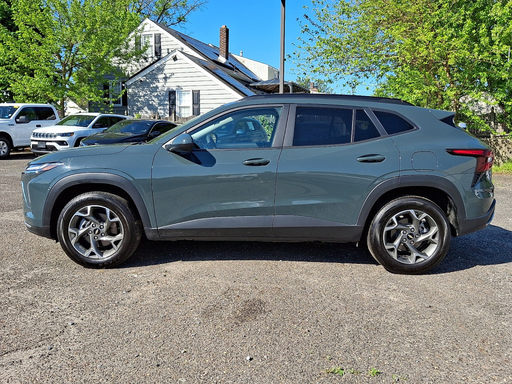 Used 2025 Chevrolet Trax LT FWD image 2