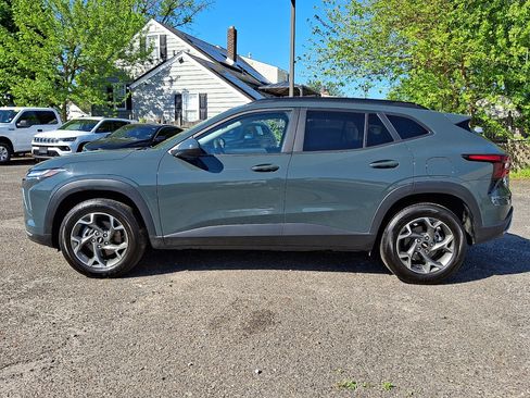 Used 2025 Chevrolet Trax LT FWD image 2