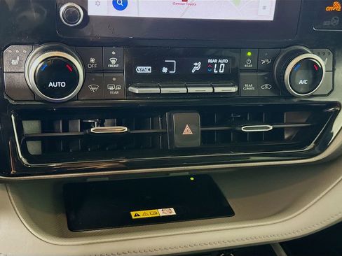 Used 2023 Toyota Highlander XLE AWD/4WD image 16