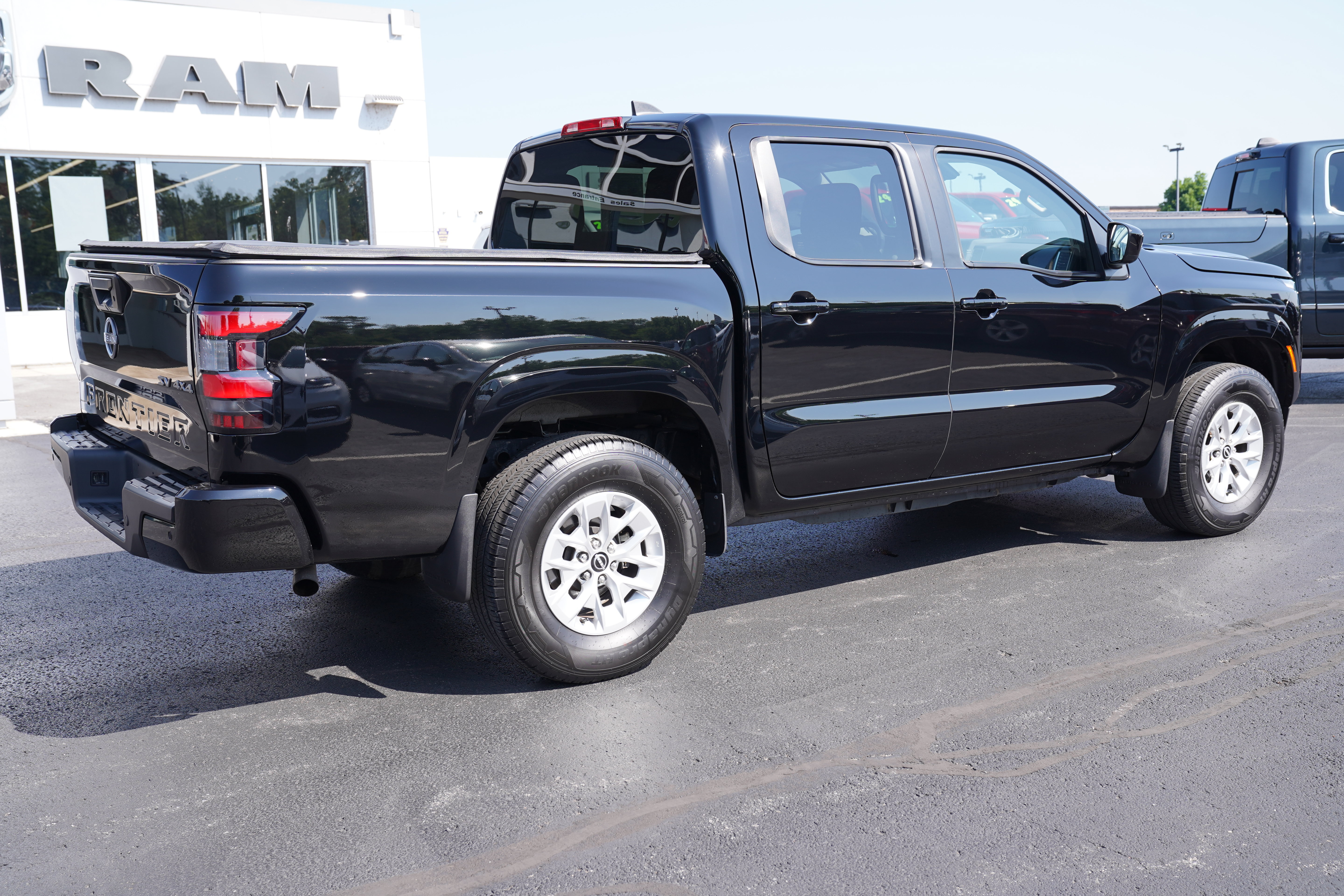 Used 2024 Nissan Frontier SV w/ Technology Package AWD/4WD image 3