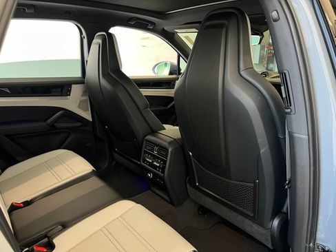 Used 2025 Porsche Cayenne S AWD/4WD image 48