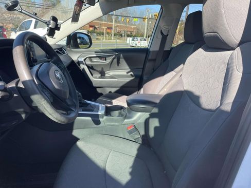 Used 2021 Toyota RAV4 XLE image 16