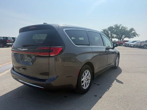 Used 2023 Chrysler Pacifica Touring-L FWD image 5