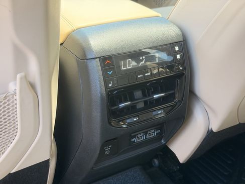 Used 2024 Jeep Grand Cherokee L Limited w/ Luxury Tech Group II AWD/4WD image 31