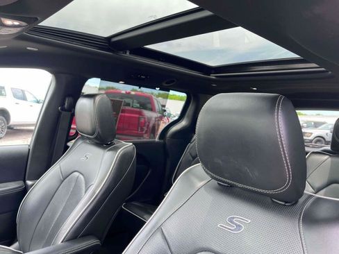 Used 2025 Chrysler Pacifica Limited FWD image 5