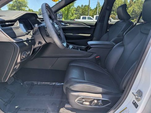 Used 2025 Jeep Grand Cherokee Overland w/ Luxury Tech Group IV AWD/4WD image 19