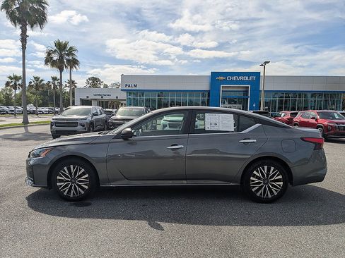 Used 2025 Nissan Altima 2.5 SV FWD image 6