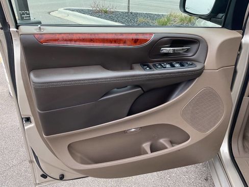 Used 2016 Chrysler Town & Country Touring w/ Driver Convenience Group image 26