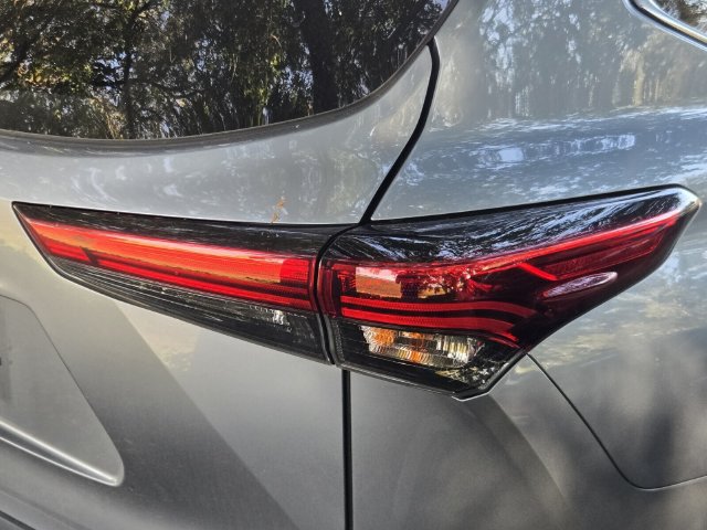 Used 2022 Toyota Highlander XLE FWD image 9