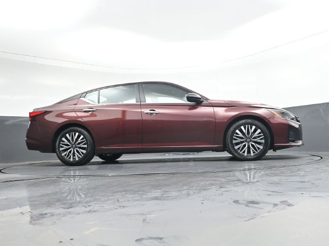 Used 2025 Nissan Altima 2.5 SV FWD image 31
