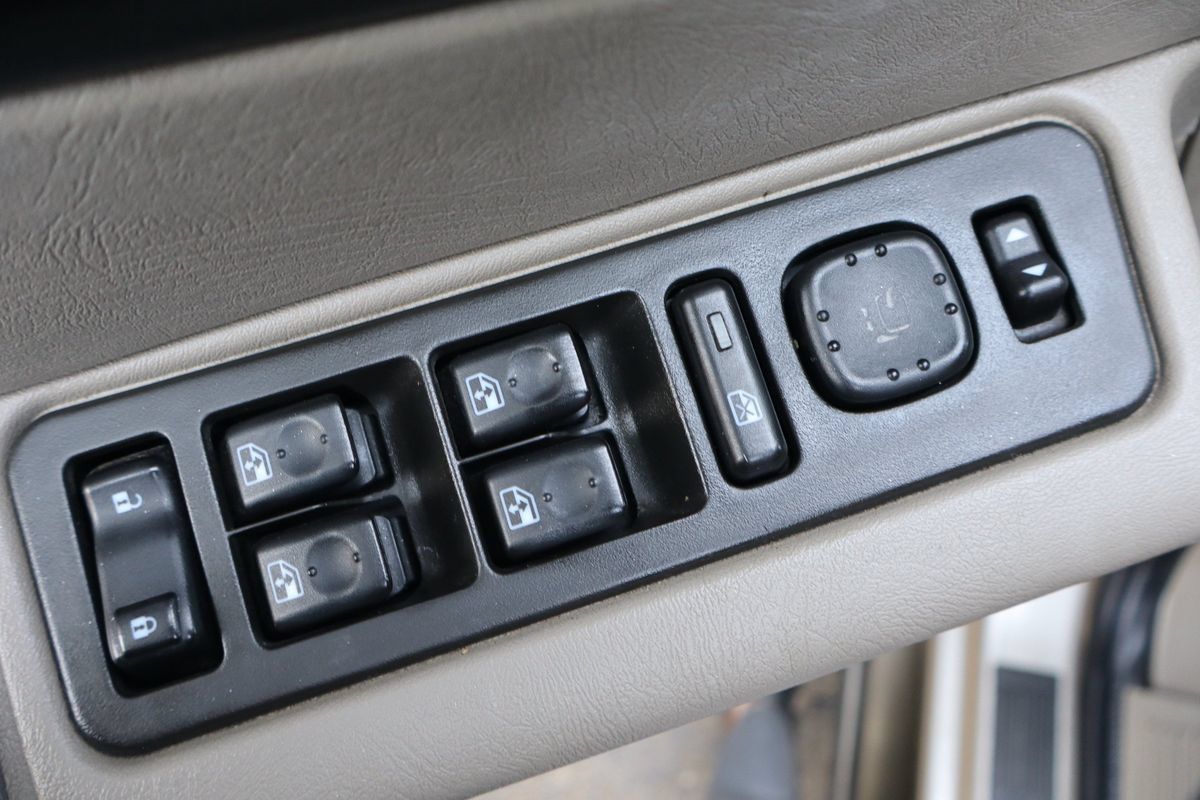 Used 2003 HUMMER H2 w/ Preferred Equipment Group AWD/4WD image 28