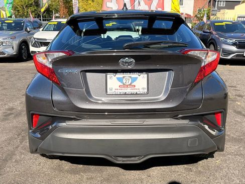 Used 2022 Toyota C-HR XLE image 6