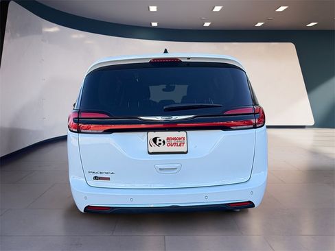 Used 2024 Chrysler Pacifica Touring-L image 4