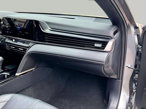 Used 2025 Toyota Camry XSE FWD image 18
