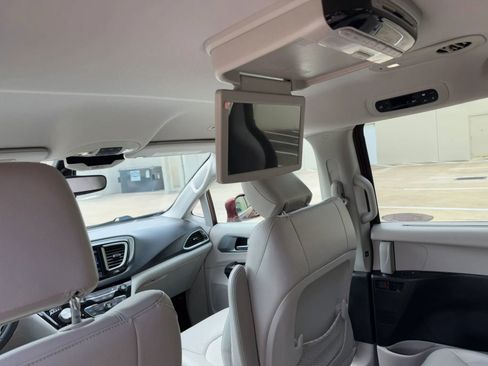 Used 2018 Chrysler Pacifica Touring-L FWD image 13
