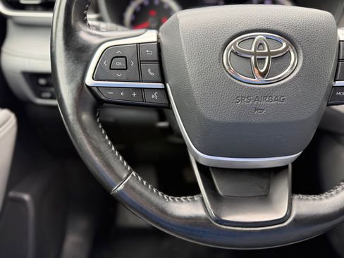 Used 2022 Toyota Highlander LE AWD/4WD image 26