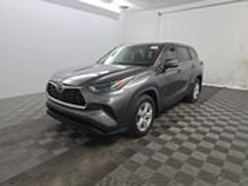 Used 2022 Toyota Highlander L FWD image 1