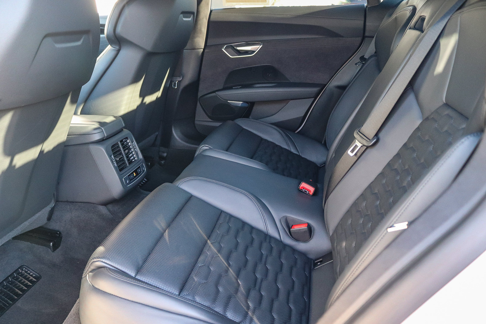 Used 2024 Audi RS e-tron GT w/ Carbon Performance Package AWD/4WD image 18