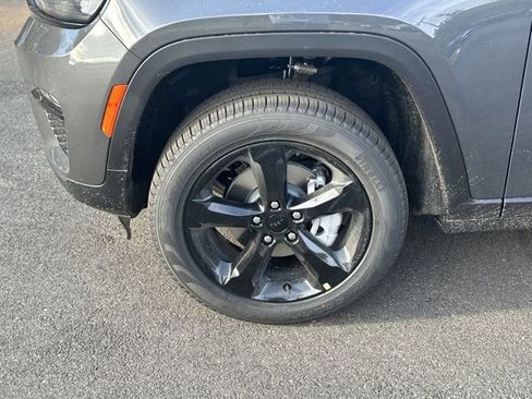 New 2025 Jeep Grand Cherokee Limited w/ Black Appearance Package image 11