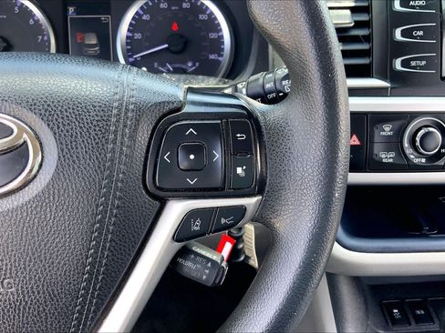 Used 2019 Toyota Highlander LE FWD image 24