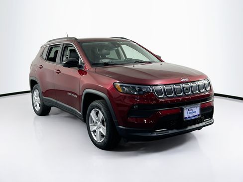 Used 2022 Jeep Compass Latitude w/ Sun and Sound Group AWD/4WD image 3