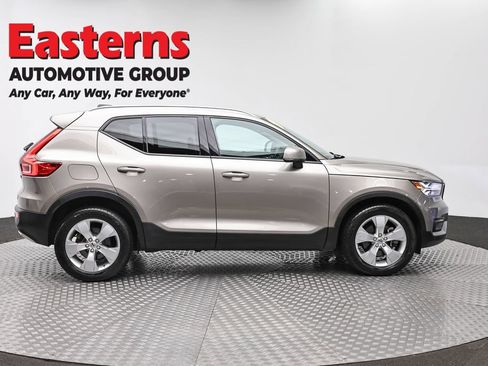 Used 2022 Volvo XC40 T4 Momentum FWD image 4