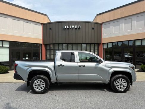 Used 2024 Toyota Tacoma SR w/ SR Upgrade Package AWD/4WD image 8