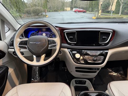 Used 2019 Chrysler Pacifica Limited image 18