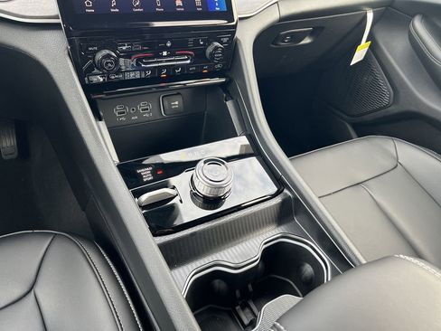 New 2025 Jeep Grand Cherokee L Limited AWD/4WD image 9