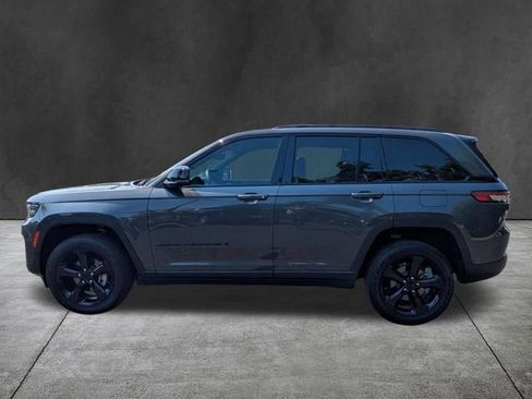 Used 2023 Jeep Grand Cherokee Altitude AWD/4WD image 7