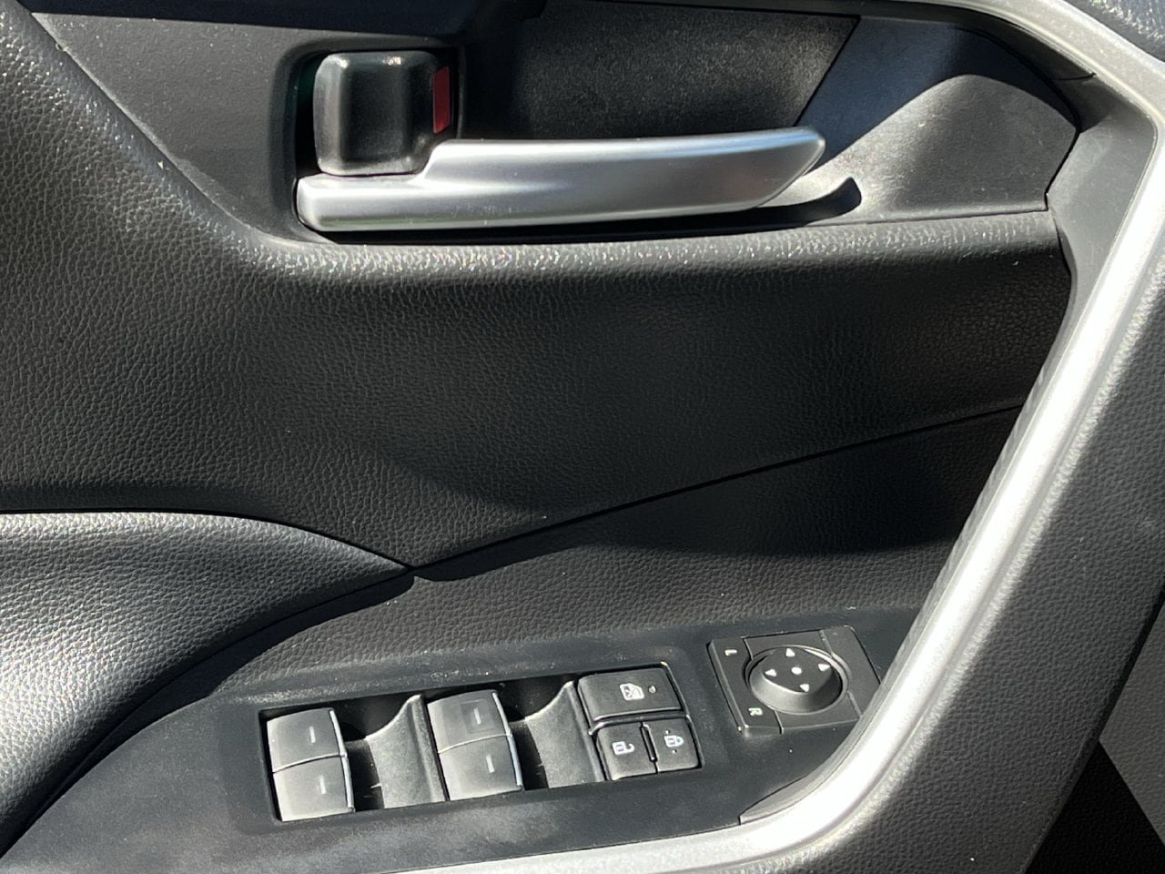 Used 2025 Toyota RAV4 XLE AWD/4WD image 21
