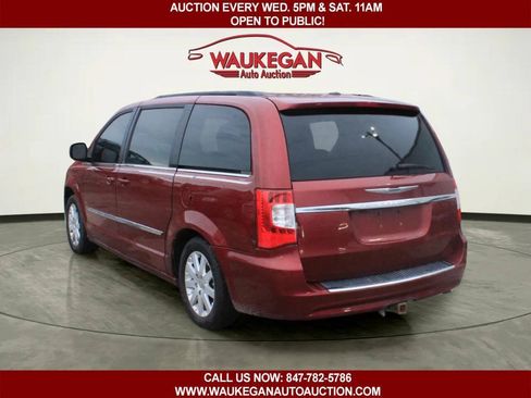 Used 2013 Chrysler Town & Country Touring w/ Trailer Tow Group FWD image 4