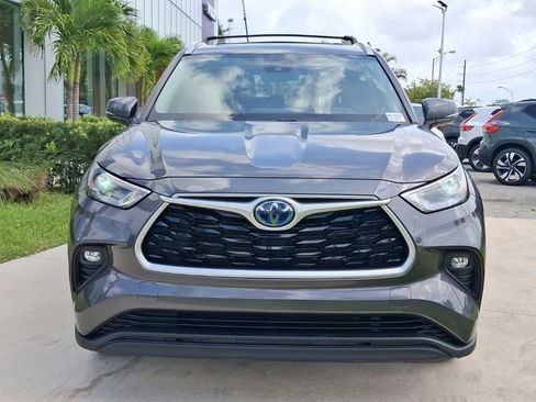 Used 2022 Toyota Highlander XLE FWD image 2
