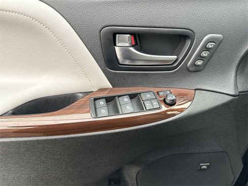Used 2019 Toyota Sienna Limited Premium image 5