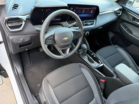 Used 2025 Chevrolet TrailBlazer LT AWD/4WD image 3