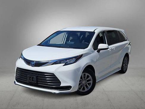 Used 2023 Toyota Sienna LE image 1