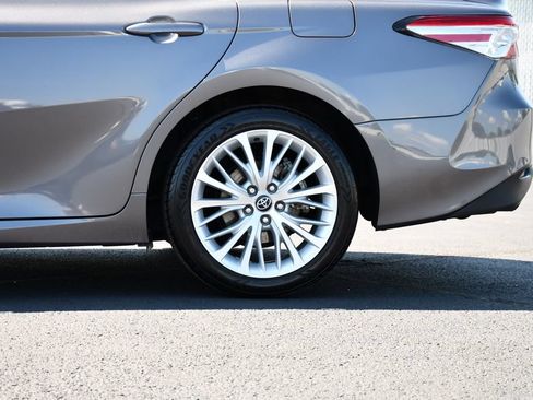 Used 2019 Toyota Camry XLE FWD image 11