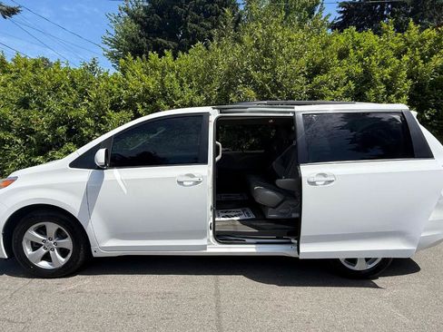 Used 2015 Toyota Sienna LE FWD image 12