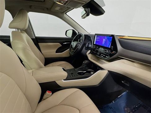 Used 2023 Toyota Highlander XLE image 25