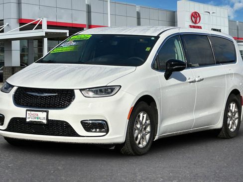 Used 2024 Chrysler Pacifica Touring-L image 8