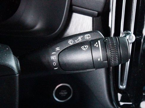 Certified 2025 Volvo XC40 B5 Plus image 19