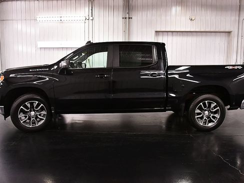 Used 2022 Chevrolet Silverado 1500 LT AWD/4WD image 4
