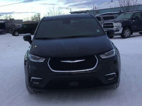 New 2026 Chrysler Pacifica Select image 3