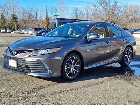 Used 2023 Toyota Camry XLE image 3